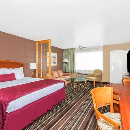 Days Inn & Suites By Wyndham Logan Esterno foto