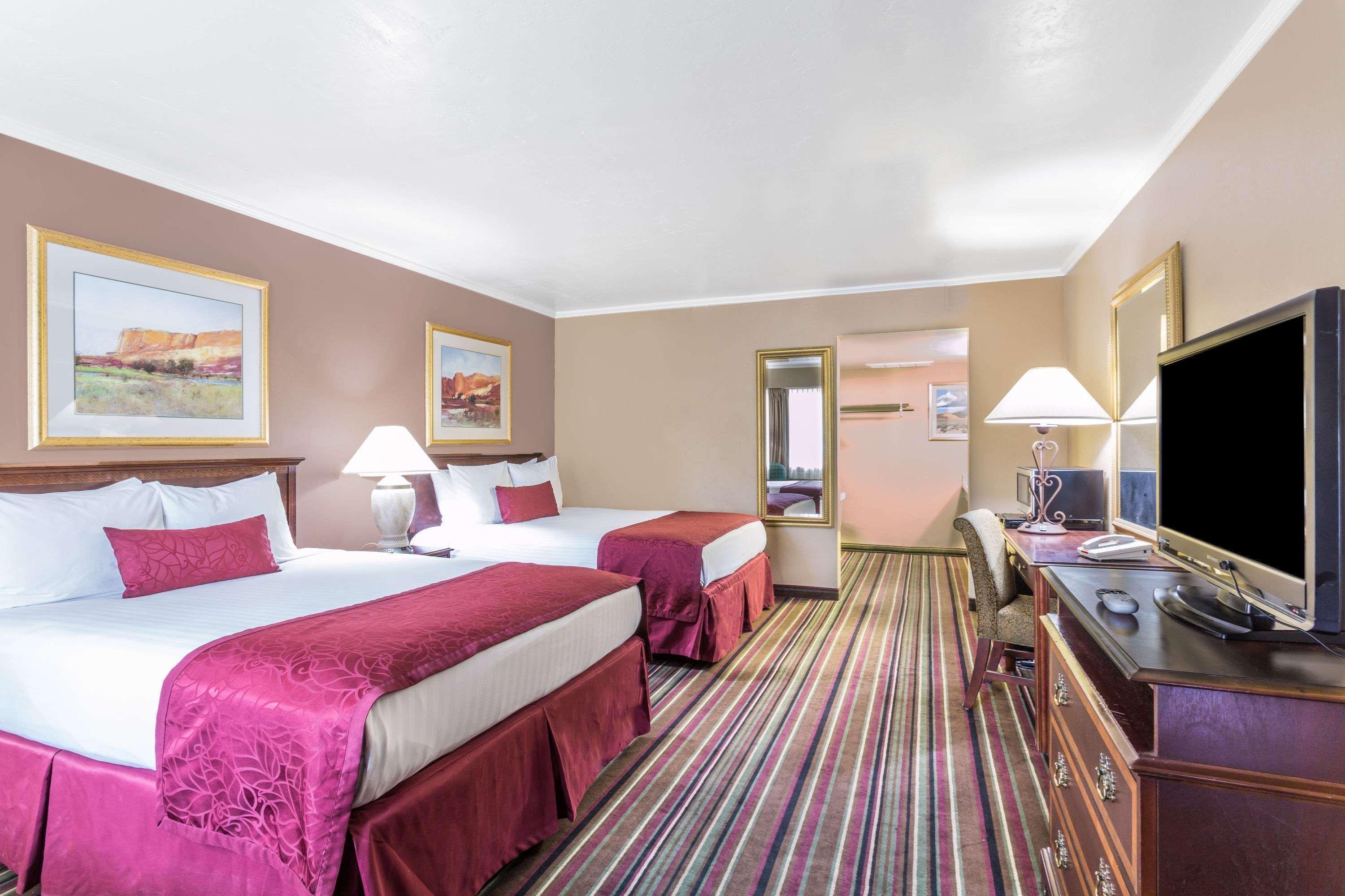 Days Inn & Suites By Wyndham Logan Esterno foto