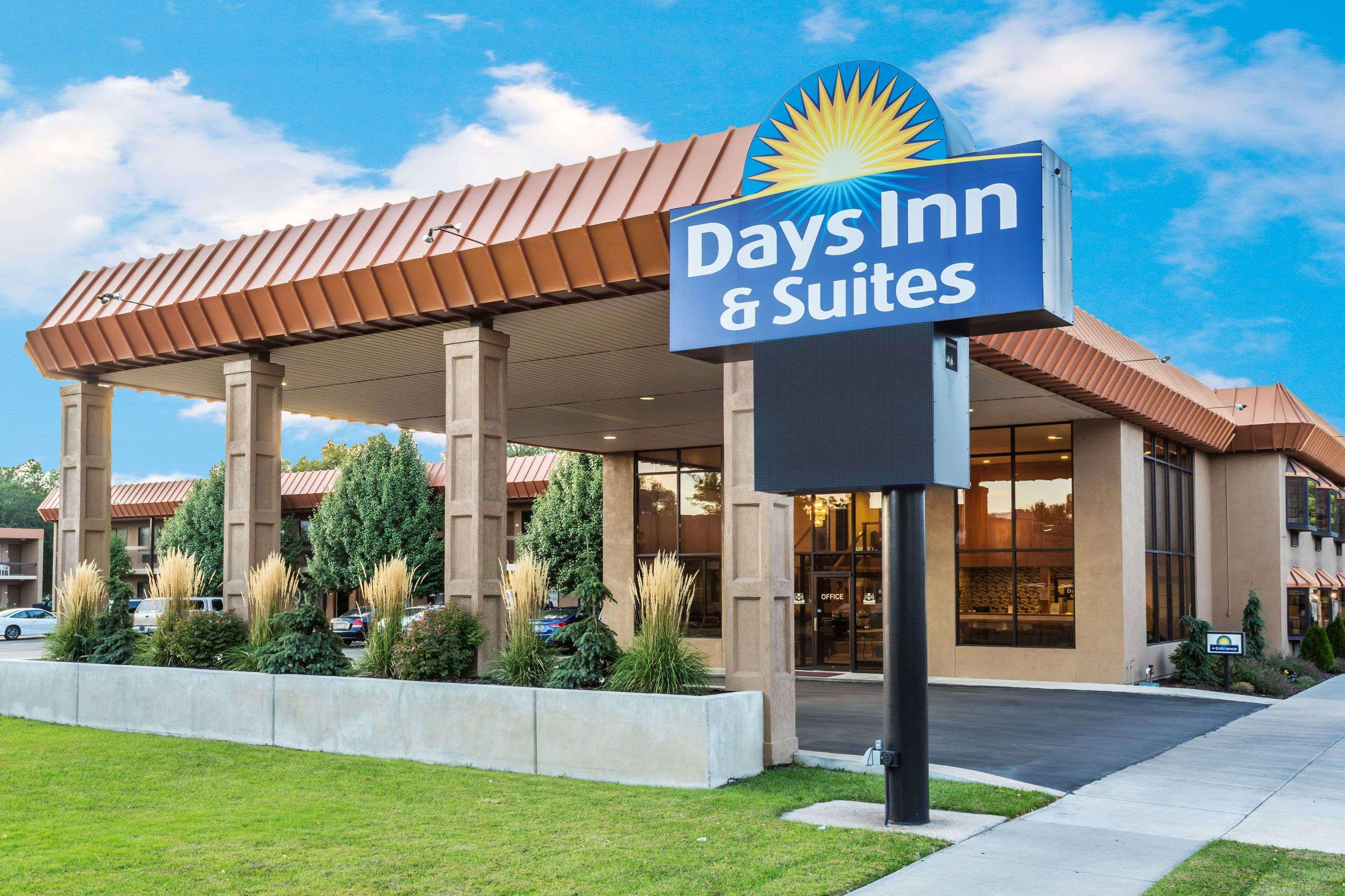 Days Inn & Suites By Wyndham Logan Esterno foto