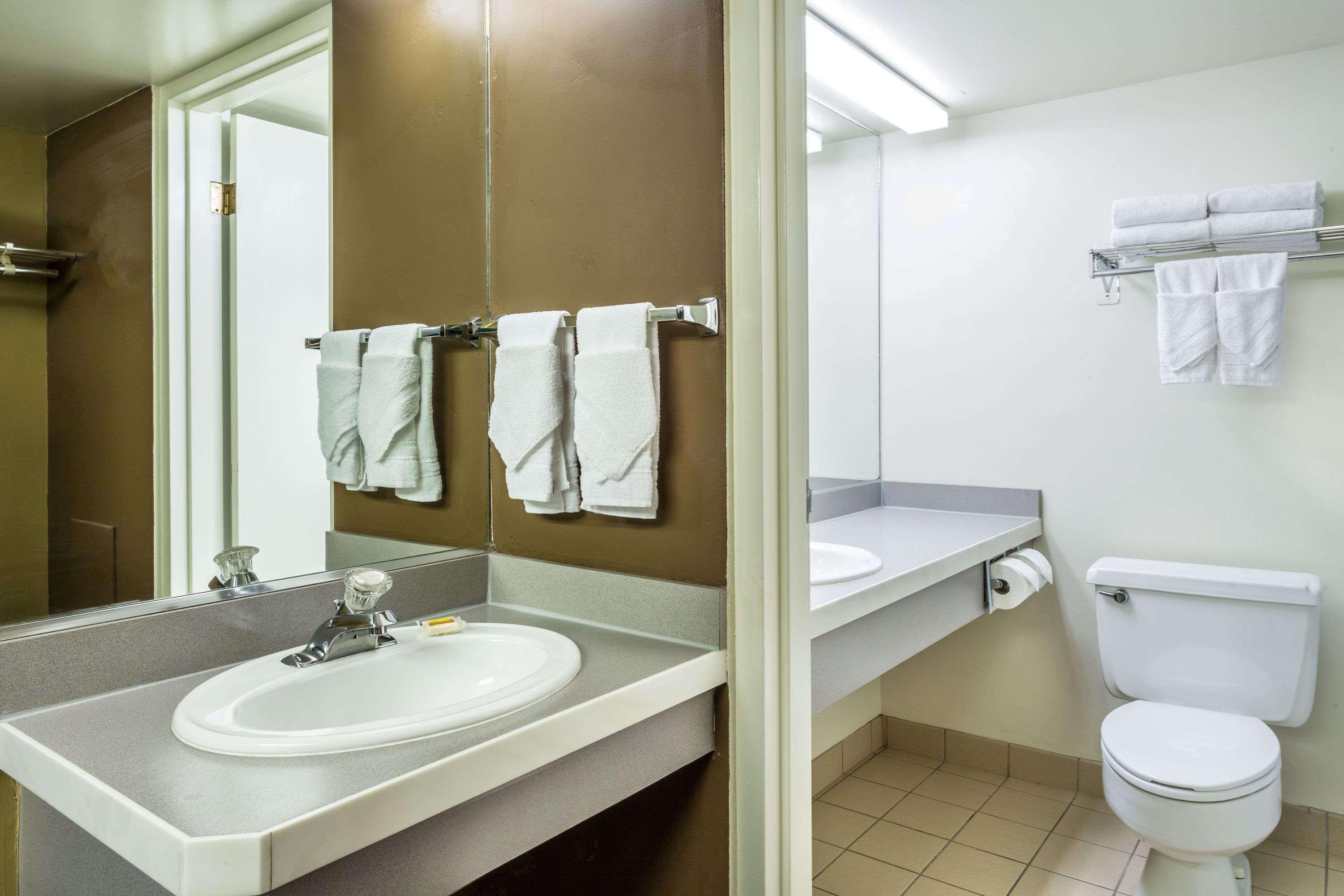Days Inn & Suites By Wyndham Logan Esterno foto