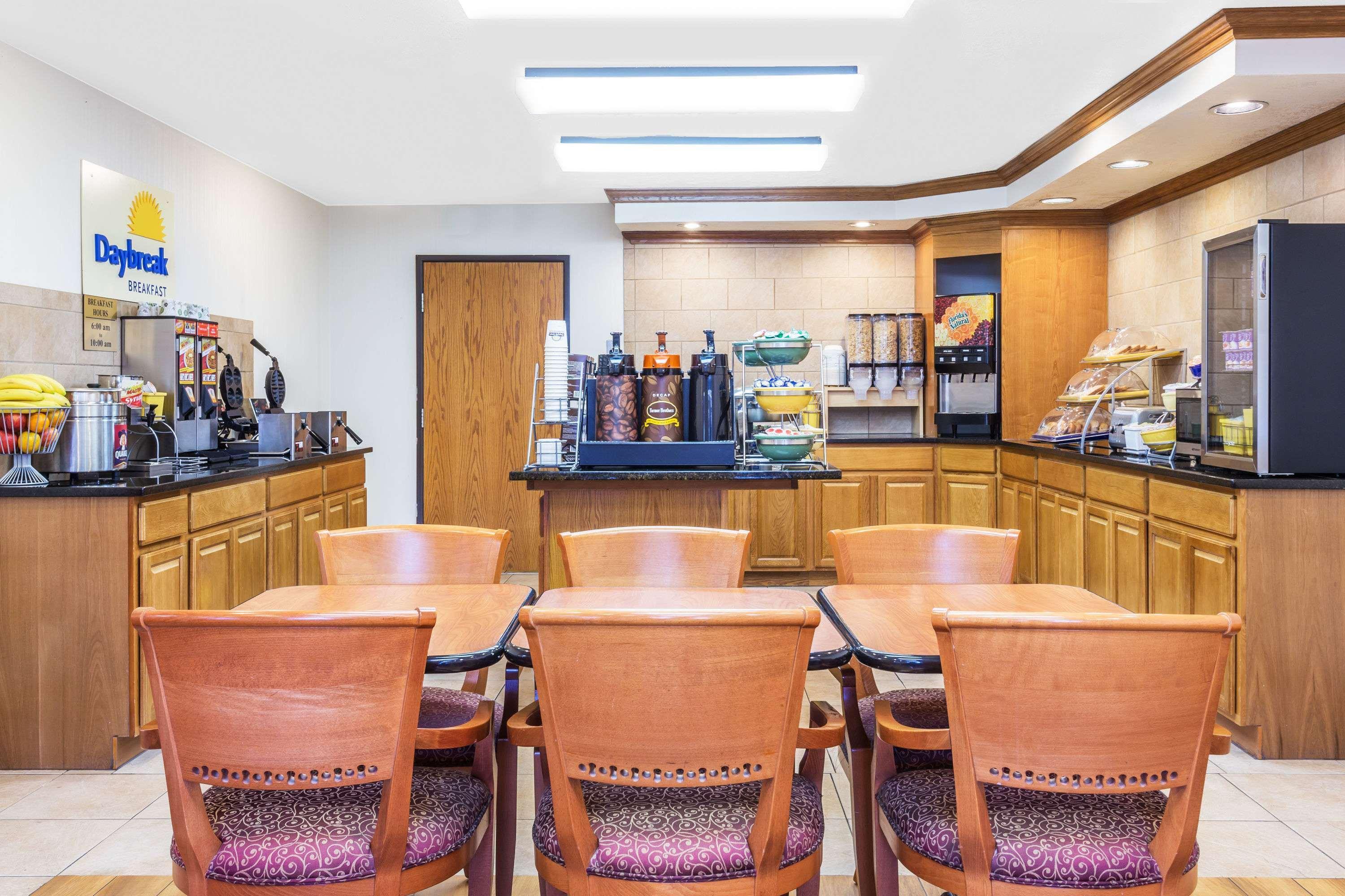Days Inn & Suites By Wyndham Logan Esterno foto