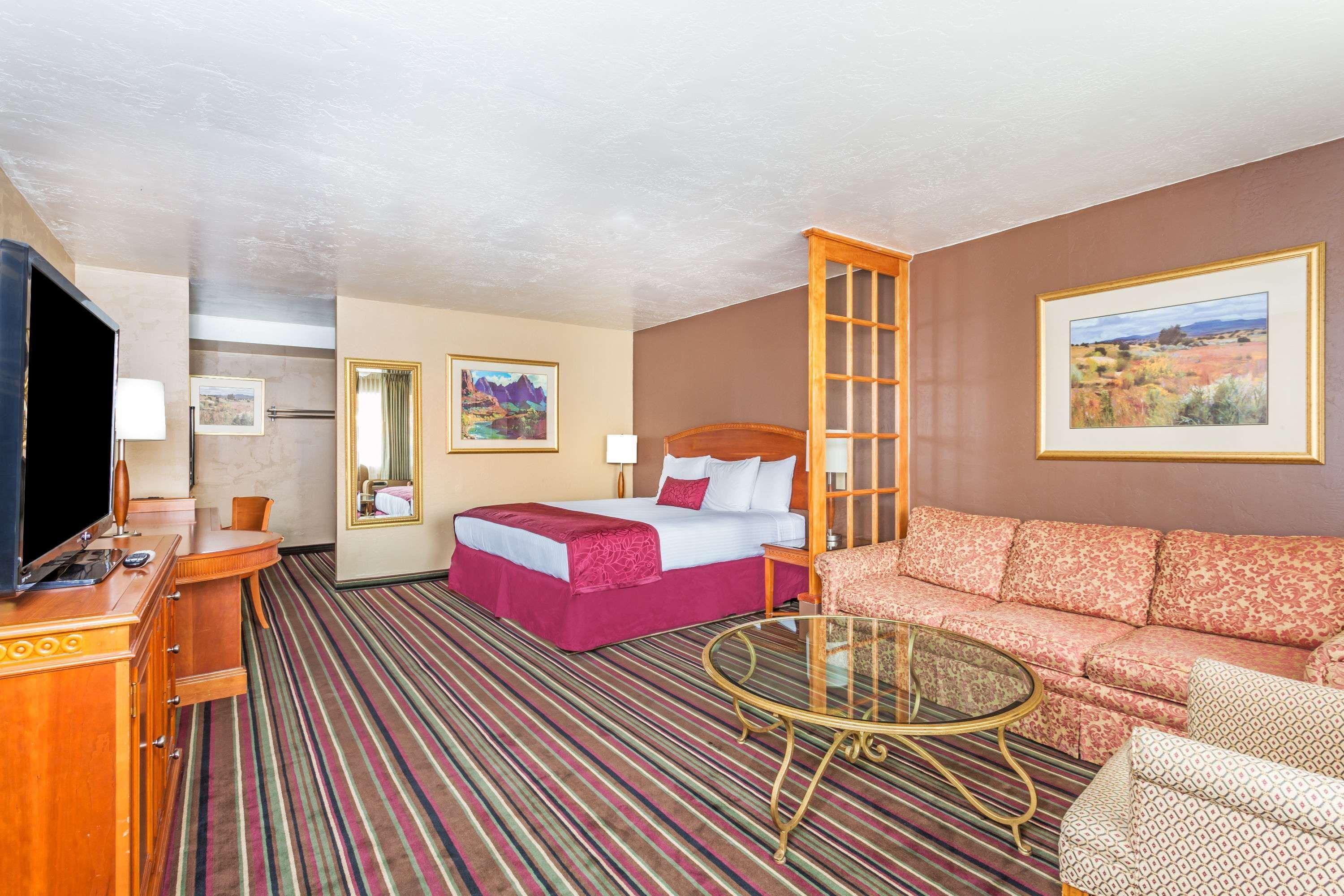 Days Inn & Suites By Wyndham Logan Esterno foto