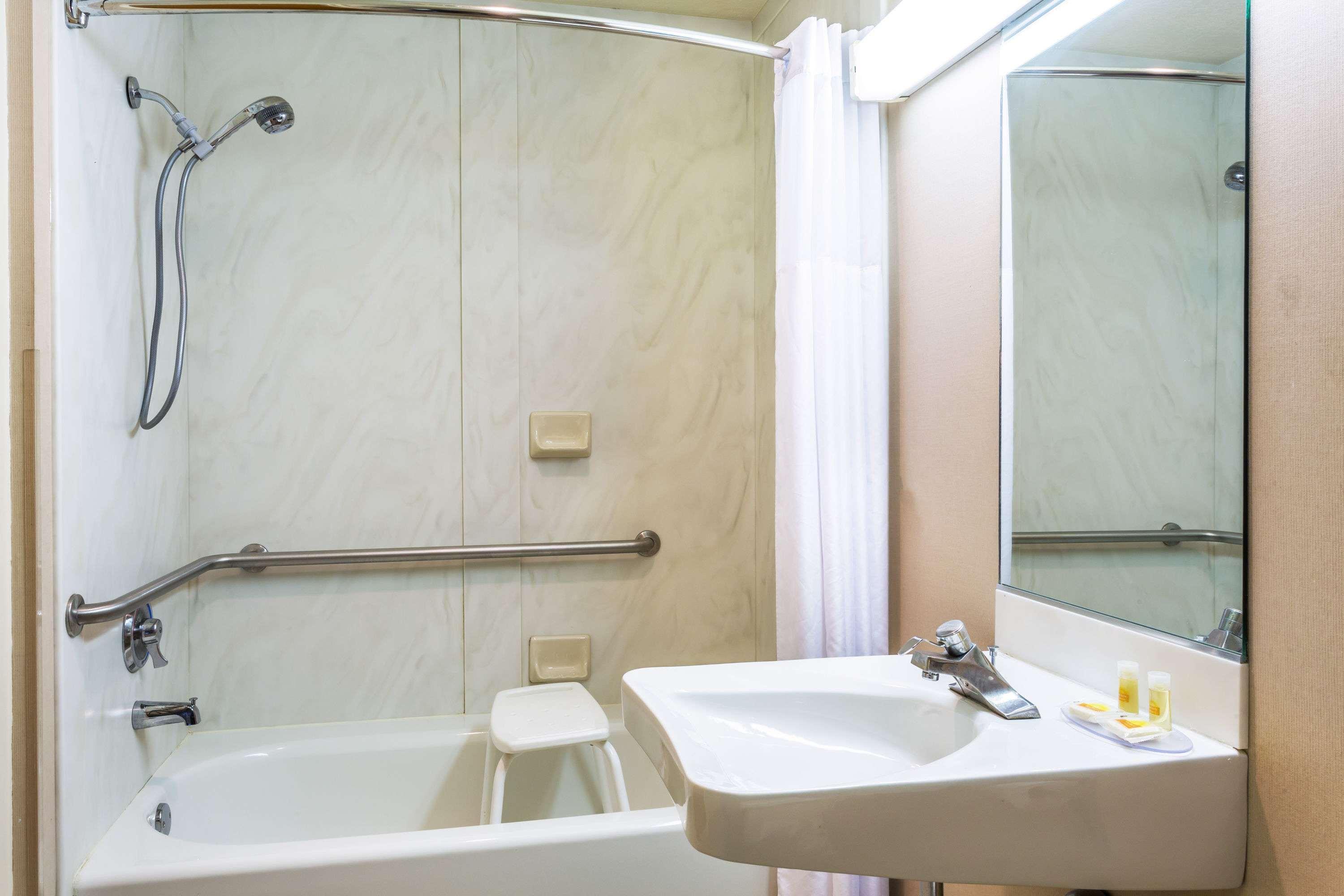Days Inn & Suites By Wyndham Logan Esterno foto