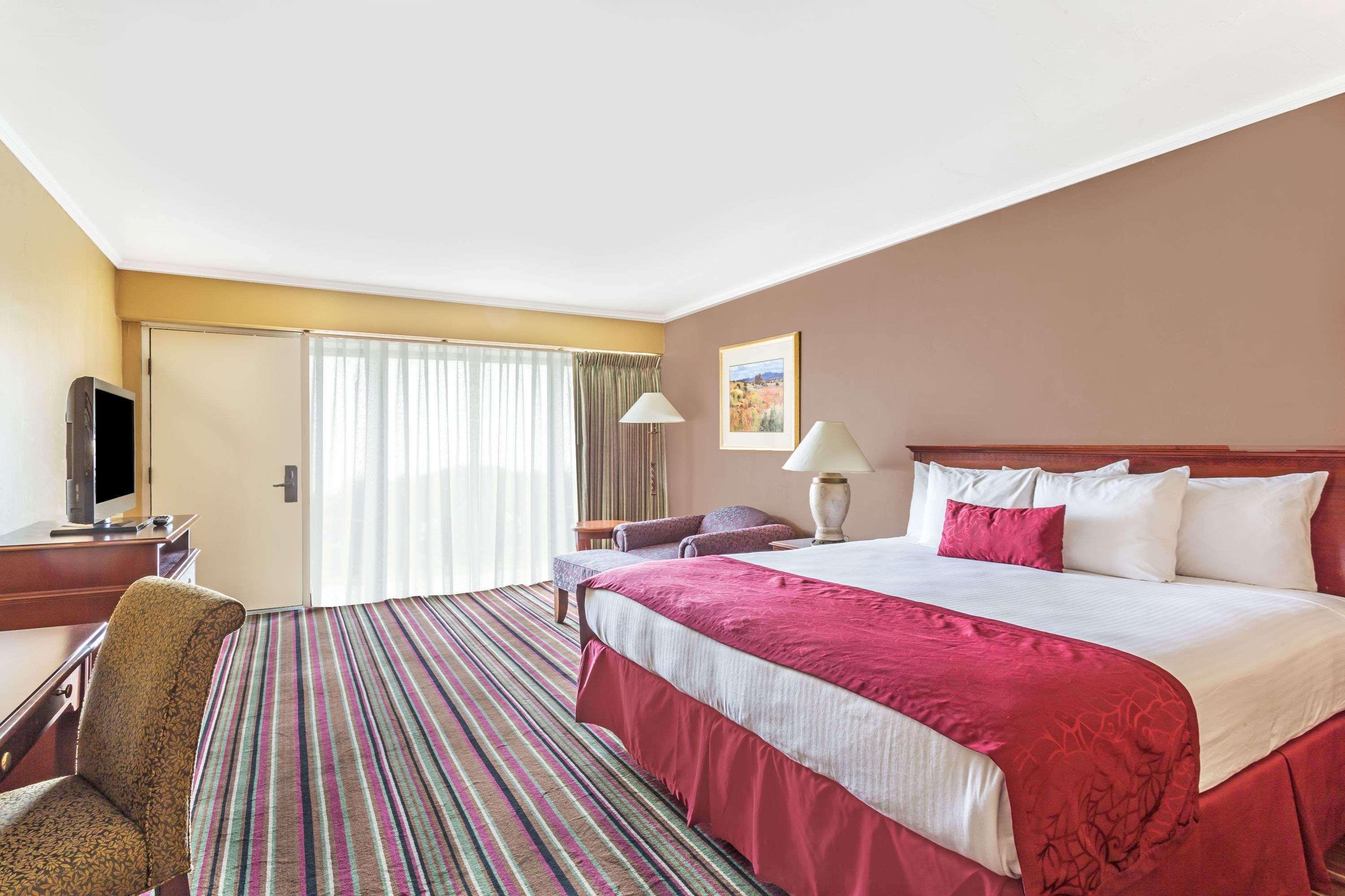 Days Inn & Suites By Wyndham Logan Esterno foto