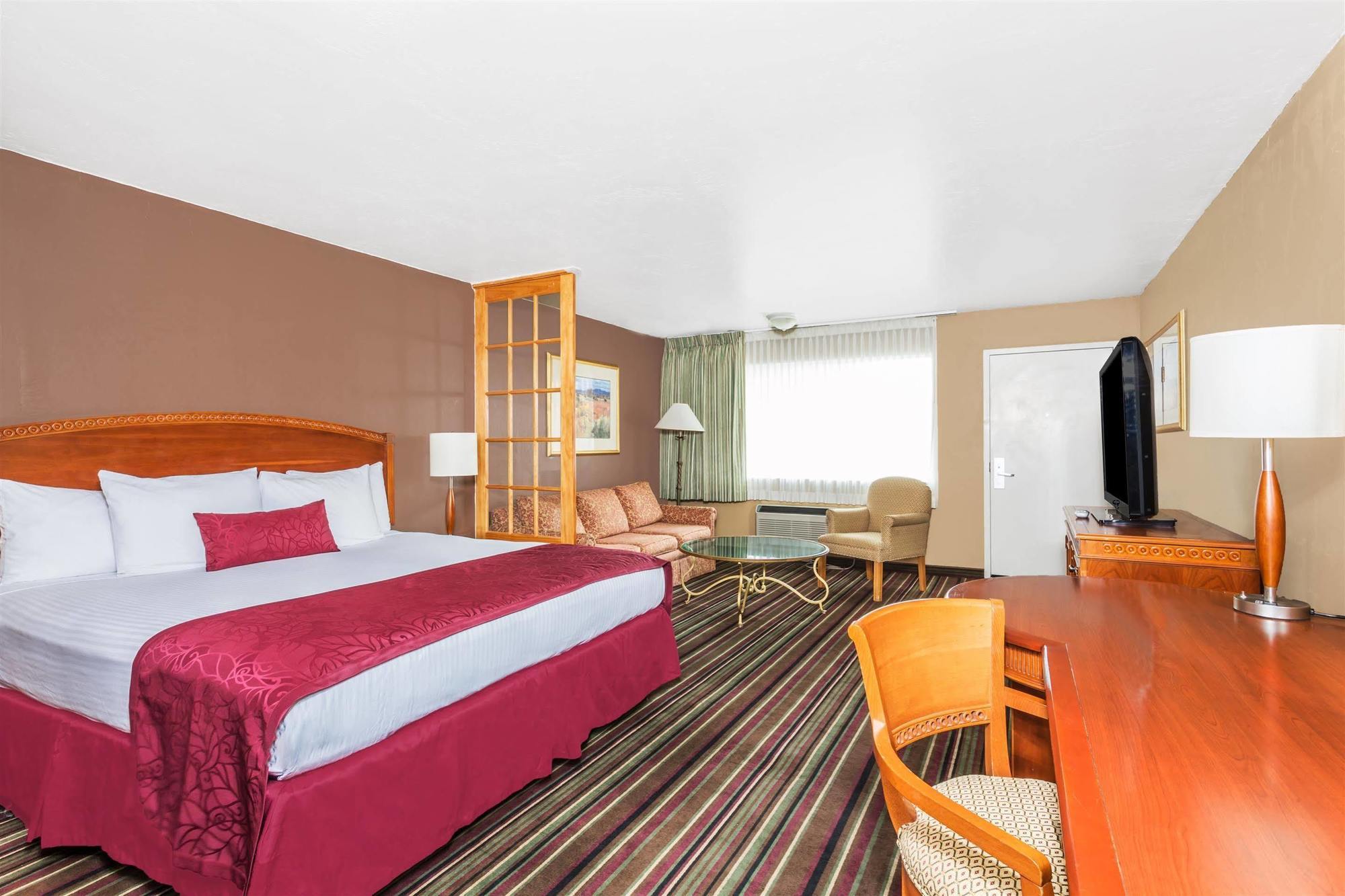 Days Inn & Suites By Wyndham Logan Esterno foto